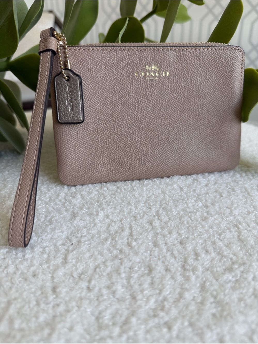 Coach Pebble Leather Wristlet Pouch Taupe Nude Zip Clutch Wallet like new